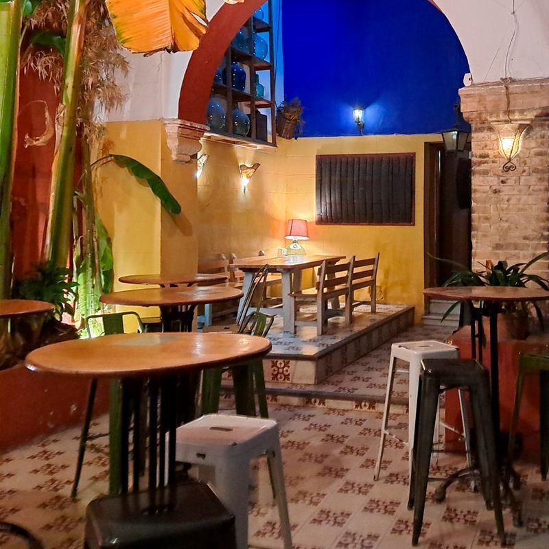 patio del bar de copas damajuana Jerez bar