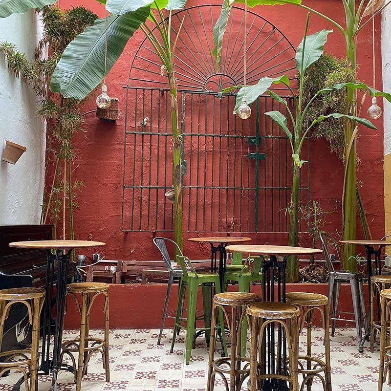 patio con mesa en bar de copas damajuana jerez