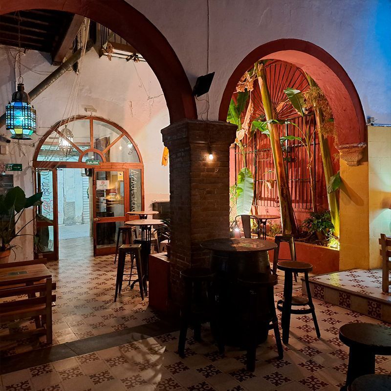 patio de entrada en damajuana cafe copa bar en jerez