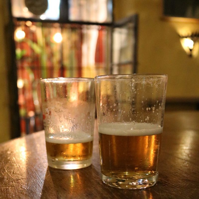 vasos de cerveza en bar de copas damajuana jerez