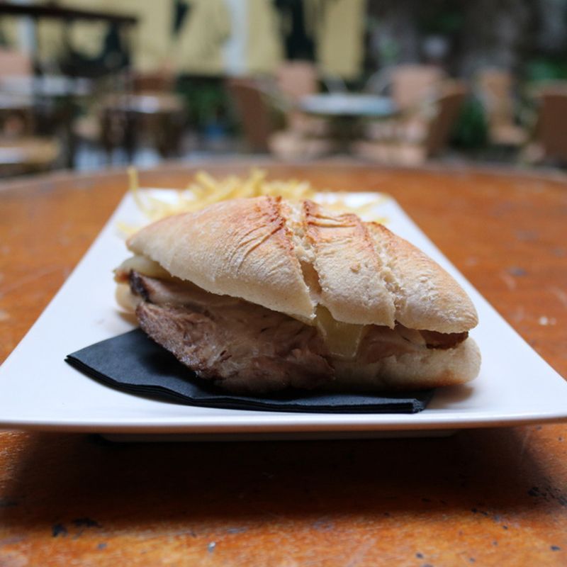 bocadillo de carne tapa damajuana jerez tabanco