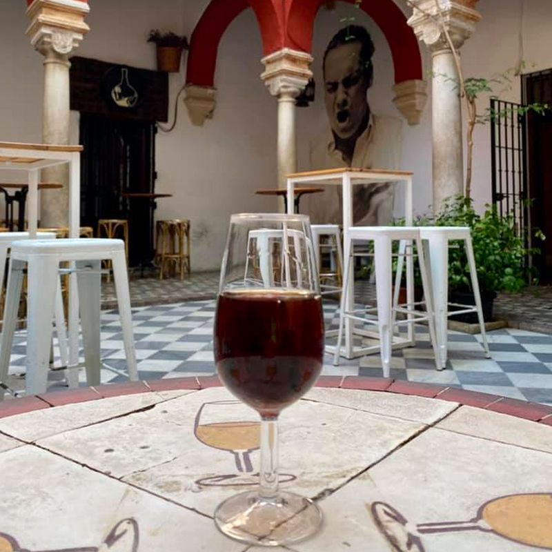 copa de vino tabanco damajuana jerez bar